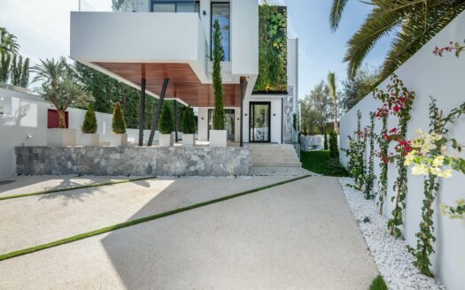 Villa in a beachside urbanisation