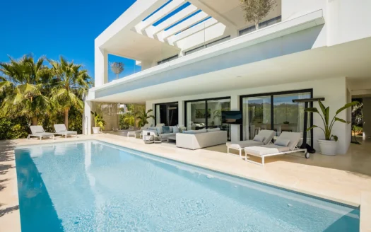 Contemporary villa in Golf Valley