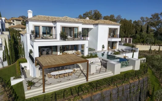 Hacienda-Inspired Estate In La Quinta