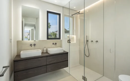 Sophisticated Beachside Villa in Marbella