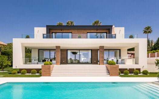 Stunning Frontline Golf Villa in Nueva Andalucía
