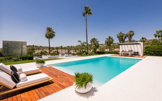 Stunning Frontline Golf Villa in Nueva Andalucía