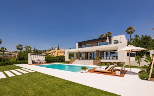 Stunning Frontline Golf Villa in Nueva Andalucía