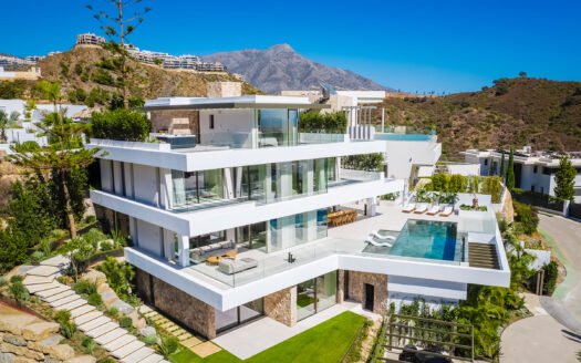 State-of-the-Art Frontline Golf Villa in Lomas de La Quinta