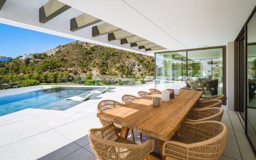State-of-the-Art Frontline Golf Villa in Lomas de La Quinta