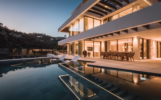 State-of-the-Art Frontline Golf Villa in Lomas de La Quinta