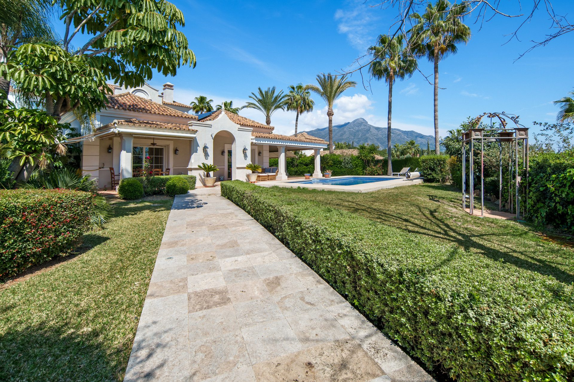 Viga Real — Nueva Andalucía, Marbella
